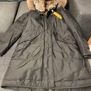 säljer min parajumpers jacka i storlek S, köpte år 2019, har använt två vinter. Mycket bra skick. köpte för 11500, 