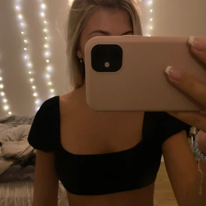 Svart basic topp - Svart basic puffärms topp! Kort topp/fest topp som är mycket söt. Köpt på hm och knappt använd. Storlek S💋