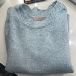 H&m stickad tröja  - En fin och skön stickad t-shirt som inte alls är använd. ”Bara testad” 