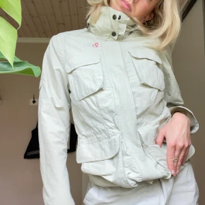 Jacka från fjällräven - Cool jacka från fjällräven, perfekt till vinter/höst. Har en luva man kan ta på och av, samt band i midja och vid höfter. Frakt tillkommer💕
