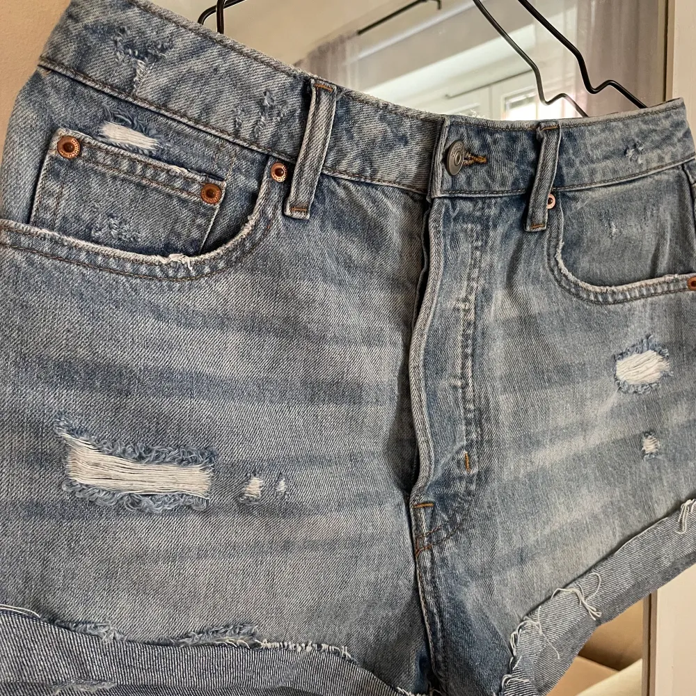 Shorts i storlek 40 från H&M. Hög midja med gylf med knappar och korta ben. I gott skick, sparsamt använda. . Shorts.