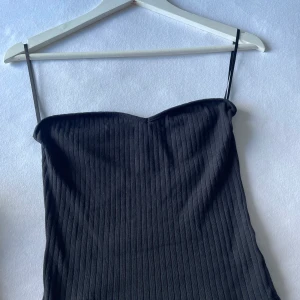 Ribbad topp utan band  - Denna är stor i storleken, toppen är svart och ribbad, den har inga band.