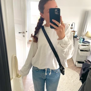 Tröja - Vit tröja med reglerbar knytning nertill, se bild 3! Storlek S❤️ 