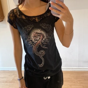 Y2k tröja - Jättesöt tshirt med coolt tryck och spets högst upp vid axlarna! Vet inte märket då den inte har någon lapp och är köpt secondhand. Storlek S. 50kr + frakt☺️