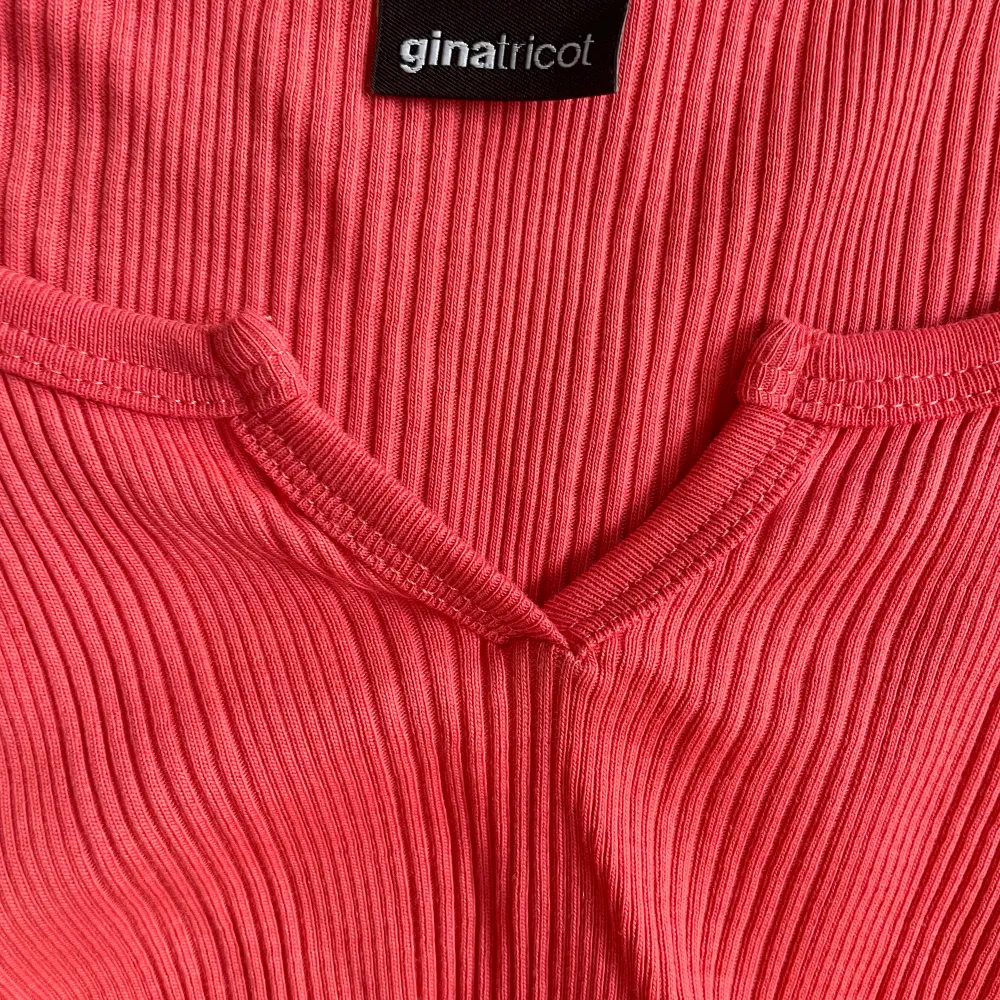 Säljer denna snygga tröja från Ginatricot. Perfekt med långärmade tröjor nu inför hösten! . Tröjor & Koftor.