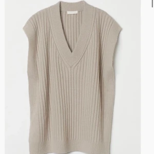 Stickad väst - Säljs då den inte kommer till användning. Kan posta eller mötas upp i centrala sthlm. Frågor eller fler bilder kan tas privat 🤍