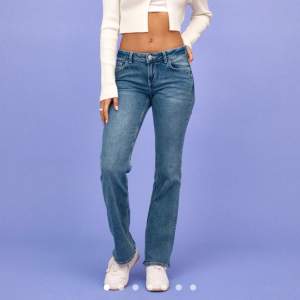 Low Waist jeans från hm som är slutsålda i de flesta storlekar. Dessa är i storlek 36 och säljer för att de var lite för stora för mig❤️