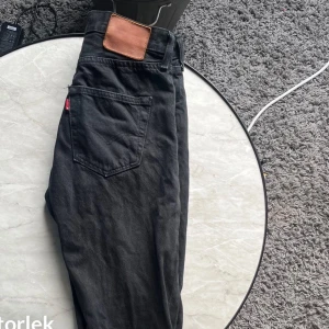 levis 501 Jeans - de trendigaste jeansen just nu. inga skador på de. Nypris 1299kr