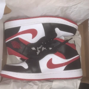 Nike Air Jordan Röd - Ett par oanvända Air Jordan 1’s som är i nyskick och i sin förpackning. 