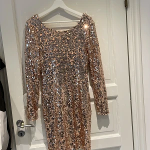 Paljett klänning champagnefärgad storlek M - Oanvänd paljettklänning ifrån Nelly storlek M  200kr
