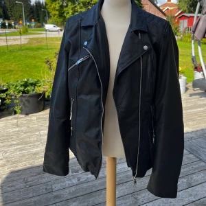 äkta skinnjacka nypris 2000 - äkta skinnjacka från Ellos, i princip oanvänd! skynda fynda 🥰köpte storlek 42 då jag gillar oversize, är normalt en 38