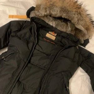 Parajumper longbear - Säljer min parajumper då jag inte använder den längre, utmärkt skick utan defekter😌 Har tyvärr inte kvittot kvar men QR-koden kan skannas som äkthetsbevis💗  Kan gå ner i pris vid snabb affär  OBS! Försten till kvarn