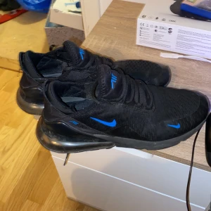Nike 270  - Ok skick. Lite slitna men inte mycket. 