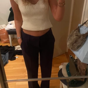 Lågmidjade kostymbyxor - Lågmidjade kostymbyxor från Only. Jättefint skick. Marinblåa