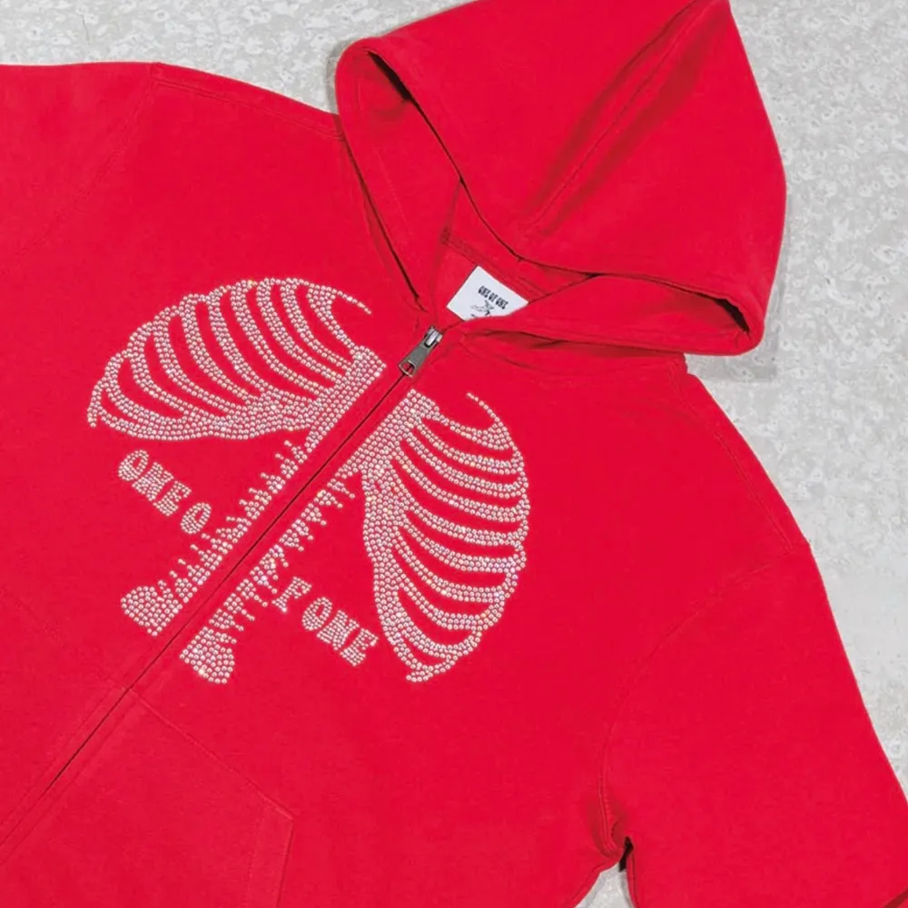 2st One of One Skeleton zip hoodies från limiterat drop (går inte att få tag på längre). Båda helt nya, röd och svart båda i size L. Sitter lite mindre i storleken.   Skickas med PostNord spårbart  Skicka pm vid intresse 🙌. Tröjor & Koftor.