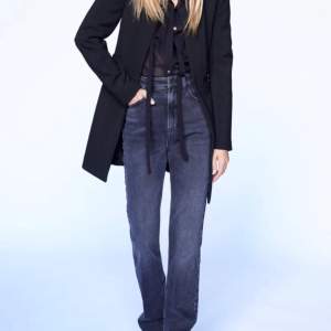 Gråa Jeans från Zara med slits. Storlek M