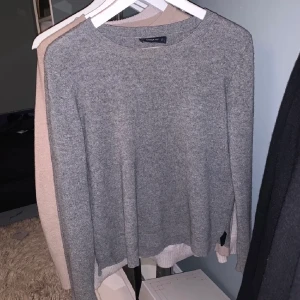Kashmirtröja - Säljer min fina tröja i 100% Kashmir från zara, den har en liten lagning men som man knappt kan se (kan skicka bild). I jättefin kvalite ❤️
