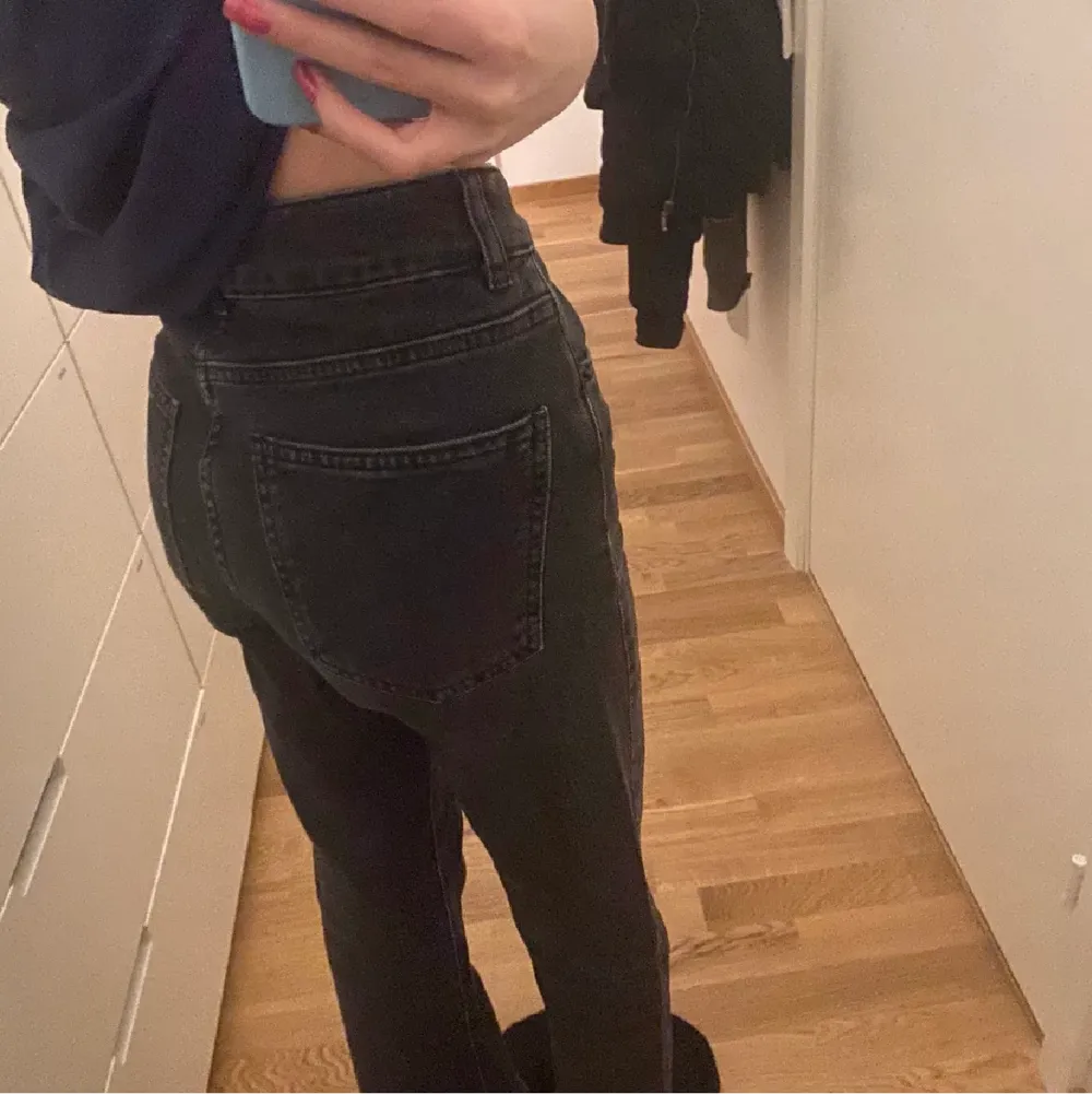 Svartgråa mom jeans från Gina, storlek 34. Jeans & Byxor.