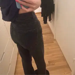 Svartgråa mom jeans från Gina, storlek 34