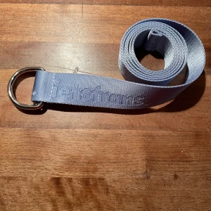 Urban outfitters bälte - Säljer den här bältet som är oanvänd och i nyskick, för att den kom inte till användning💙. Köpt på Urban outfitters för 250 sek.