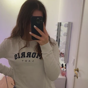 Morrislady tröja - vit, stl M - Vit fräsch Morris tröja i stl M, passar även en S!