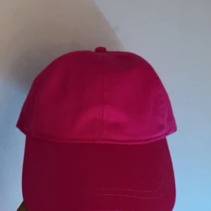 Rosa keps - Rosa keps köpt på åhlens för 300kr Aldrig använd så den är i fin fint skick 