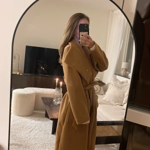 Kappa från bikbok!!  - Säljer en oanvänd kappa från bikbok då den är förstor. JÄTTEFIN verkligen så tråkigt att den är lite oversize, passa på någon över 165 & kanske vanlig S! 