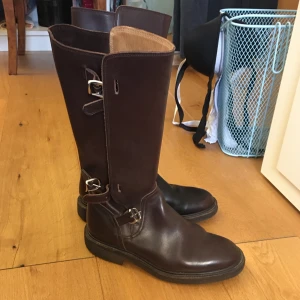 Stövlar i skinn stolek 38 - Assnygga läderstövlar stolek 38. Dem är helt nya. Den enda defekten är att den ena skon blivit färgad och är därför mörkare endast på skospetsen. Men det syns inte jättemycket och skorna funkar perfekt endå. Frakt tillkommer på 115 kr. 