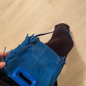 Maje väska  - Intressekoll på denna jätte trendiga och snygga maje väska i kornblå, den är i bra skick men tecken på användning finns då den är lite smutsig, men inget som stör enligt mig!    Pris kan diskuteras!