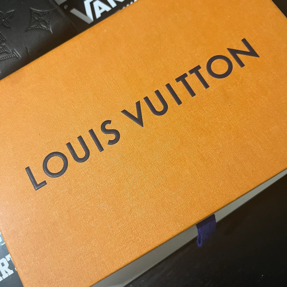 Supersnygg Lv plånbok som jag köpte i Lv butik i Stockholm för ett år sen, plånboken är knappt använd och kan fraktas inom hela Sverige. Kvitto finns tyvärr inte men lådan finns frf kvar. För mer information var vänlig och kontakta mig. Mvh Adrian. Accessoarer.