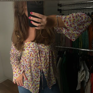 Söt berskha topp - Köpt i somras på berskha, slits i mitten på tröjan som syns på bild 3💐🥐💟🤍