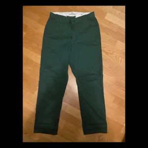 Levis chinos - Chinos från Levi’s! Enbart använda en gång! Storleken är M och färgen är grön. 