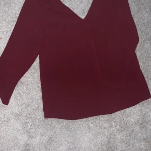 Tröja - Tröja/blus med lite öppen rygg