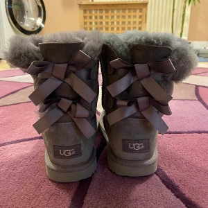 Uggs - Supersöta och trendiga gråa Uggs. 😍Storlek 37,5 men passar 37-38. Köpt vintern 2021 så knappt använd. Köpt för 2200kr säljer för 600💕skriv för fler bilder