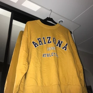 Gina tricot Arizona sweatshirt - Säljer denna tröja från Gina tricot i storlek M, som används ett fåtal gånger. Har storlek S i vanliga fall, men gillar oversized. Kontakta mig om det behövs flera bilder på plagget eller vid övriga frågor.😊 Köparen står för frakt♥️