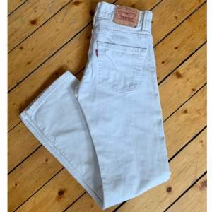 Vintage Levi’s jeans med raka ben. För små för mig, därav ingen bild med dem på. Köpta secondhand men ser knappt använda ut. W28 L32, unisex. 🤍