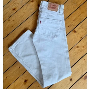 Levi’s jeans strl 28/32 - Vintage Levi’s jeans med raka ben. För små för mig, därav ingen bild med dem på. Köpta secondhand men ser knappt använda ut. W28 L32, unisex. 🤍