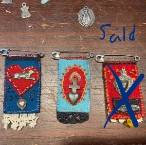 Kors brosch textile art - egengjord brosch / pin som är gjord av tyg, pärlor och gammla smycken. Passar hippie/ grunge stilen väldigt bra :) tar runt en timme att tillverka därmed priset. frakt är tillkommer ;) kommer göra flera snart när dessa har sålts