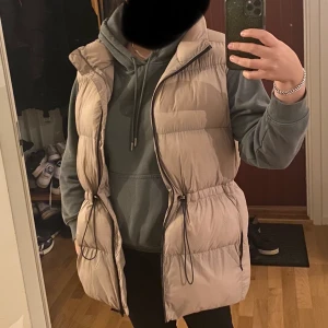 Stronges väst  - Säljer nu min väst från stronger i storlek L. Västen är i fint skick och använd fåtal gånger. 