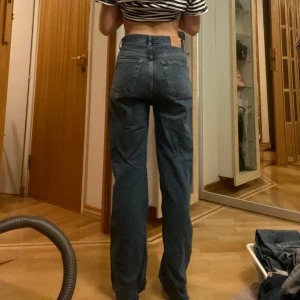 Jeans - Jeans från pull&bear. Högmidjade, men kan ha som lågmidjade men då hänger de ju lite. De är avklippta, jag är ca 165 cm. De är lite ljusare i verkligheten 