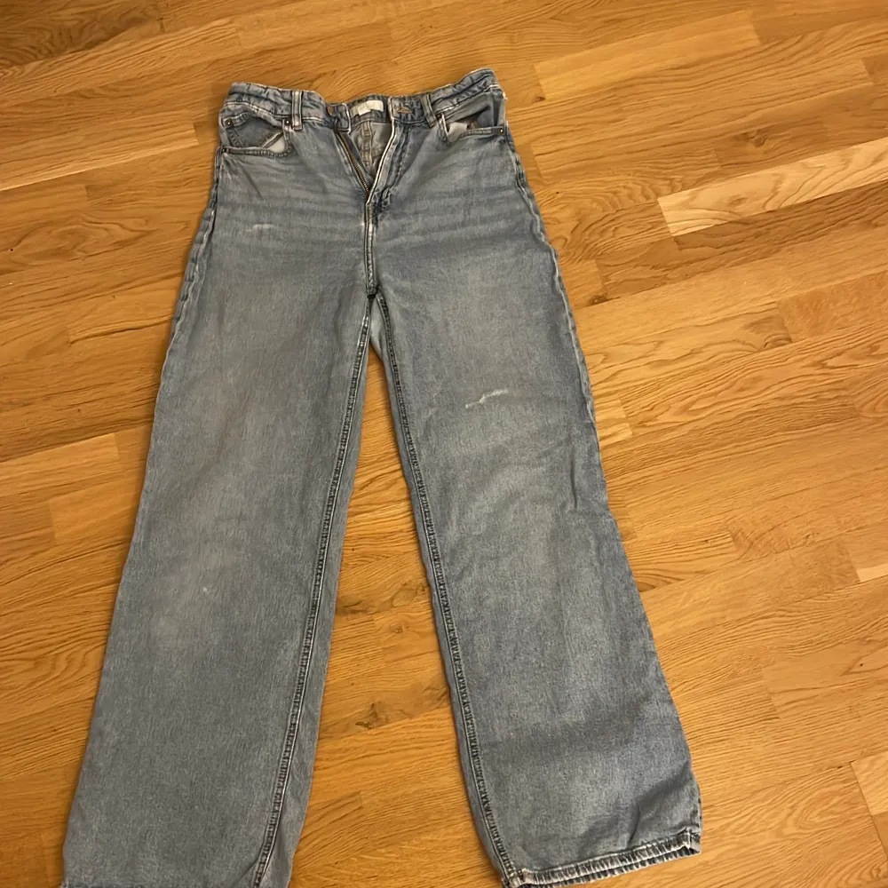 Ett par blåa jeans som jag inte använder läng och är och är i okej/bra skick. Jeans & Byxor.