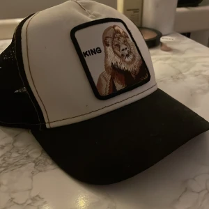 King keps - Intressekoll på min supersnygga king keps. Är nästan inte alls använd då jag köpte den sent på sommaren. 