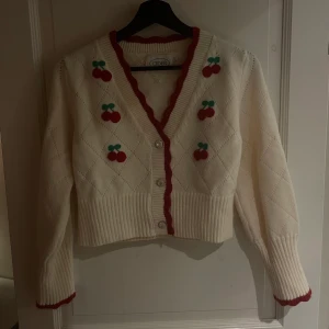 Kofta - Aldrig använd, supersöt liten kofta från ”Cider”. Helt i nyskick. Kan tex passa med ett par oversized kostymbyxor. 🍒🍁🥮🍷🧣🍂✨🍸🤗