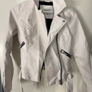 Vit skinnjacka fake - Vit skinnjacka i fakeskinn, oanvänd endast testad. Strl XS