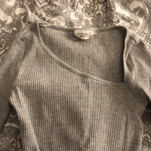 Grå tröja - Grå tröja.