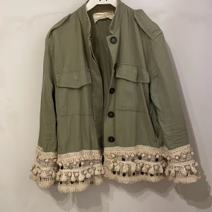 Grön zara jacka - Säljer min gröna zara jacka som jag köpte för 500kr ❤️pris kan diskuteras 