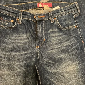 Sjukt snygga jeans  - Skriv om frågor 🤍 Dom är 67 i Midje mått och 104 i längden från midjan ända ner 🤍