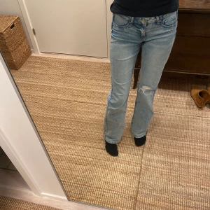 Hm jeans - Säljer dessa populära, trendiga slutsålda jeansen ifrån hm. Använda en gång, väldigt bra skick. Direkt pris: 216 Ink frakt(66kr)