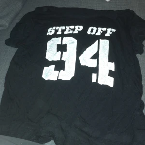 Svart t-shirt med text, okänt märke  - Svart t-shirt med vit text, väl använd 