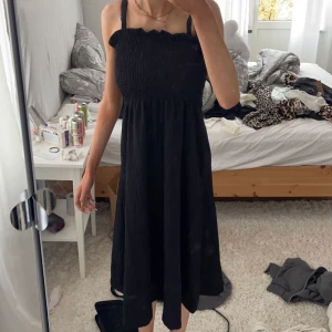 Klänning  - Min älakde klänning från hm skönaste o finaste klänningen men fick en till så väljer att sälja ena. Endast använd en gång. Nyskick finns inga fläckar eller ngt. 